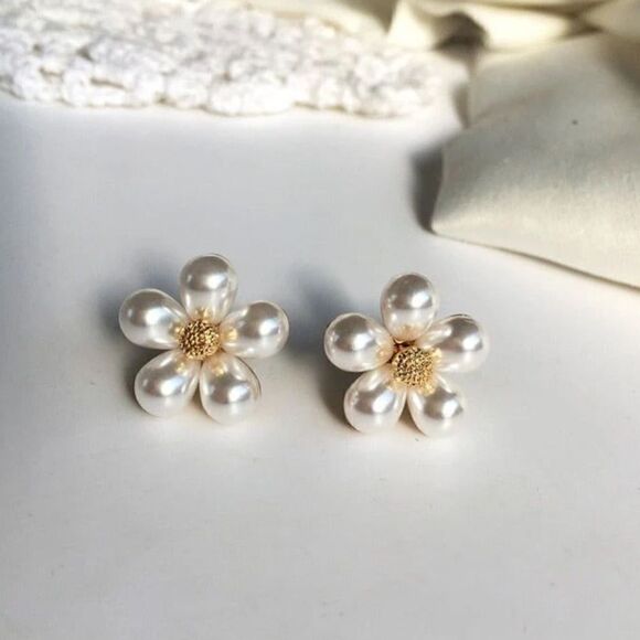 Pearl flower stud earrings N192 - Picture 1 of 5